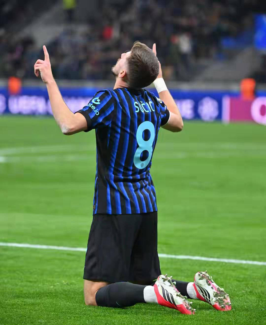 “欧冠第七轮：国际米兰主场1比3负于英超劲