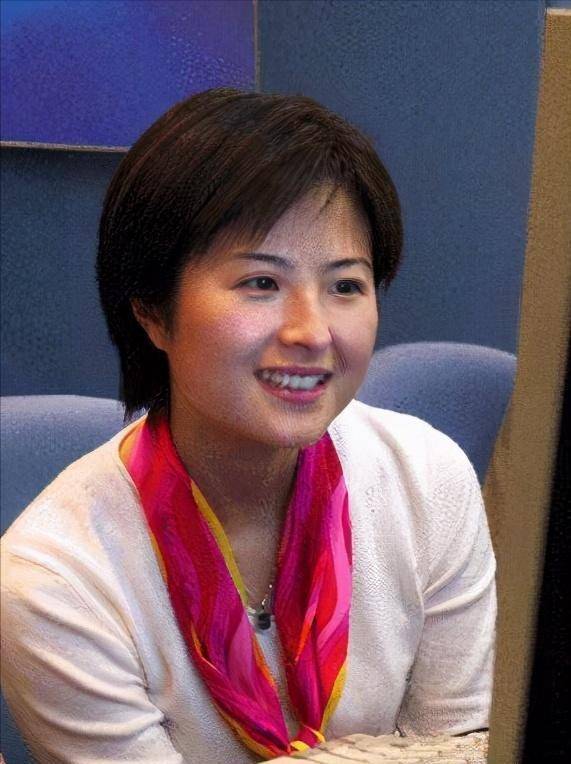 和李铁相守26年，离开央视后财富自由，定居上海，满头白发也坦然