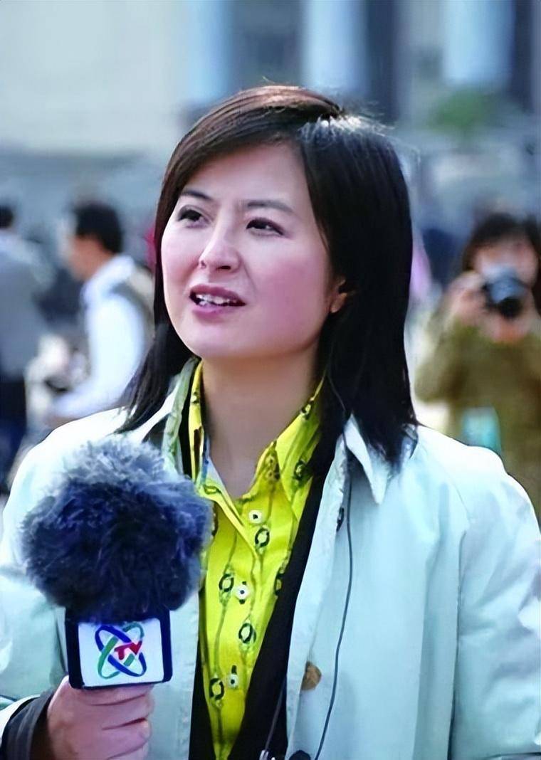 和李铁相守26年，离开央视后财富自由，定居上海，满头白发也坦然