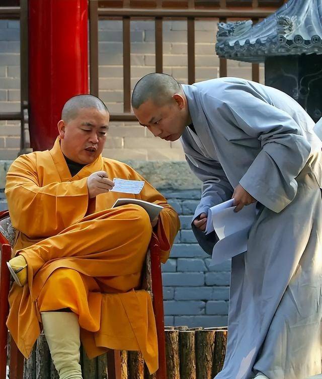 李湘被释永信亲吻旧照曝光：画面辣眼，表情透露她内心有多尴尬