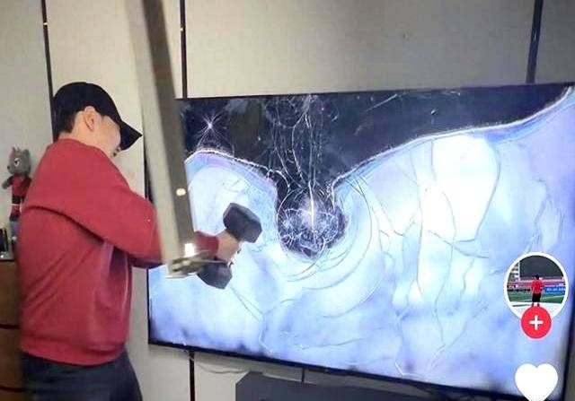 致敬苏醒？U23国足0-4惨败日本中国球迷举哑铃怒砸电视爆大唐雅音爱体育- 爱体育官方网站- APP下载