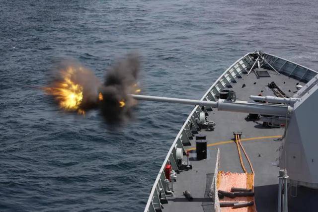 太原舰遭外舰高速逼近，全舰拉响战斗警报，距开火只差一步？