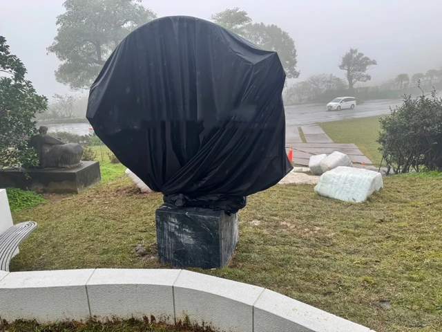 大S纪念雕像已落成！9层台阶藏爱意，具俊晔租住地点遥望大S墓园