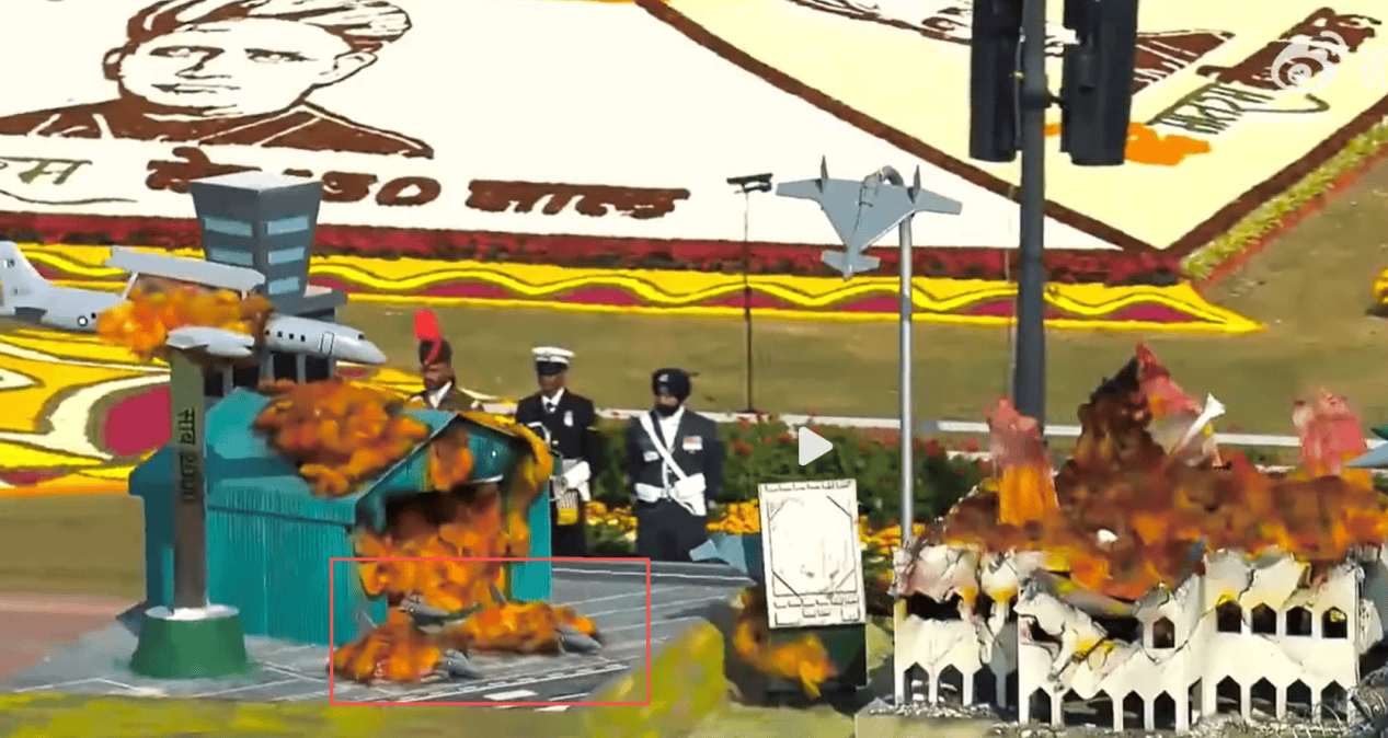 印度阅兵上演戏剧性一幕，歼10C残骸模型被当花车，庆祝“大捷”