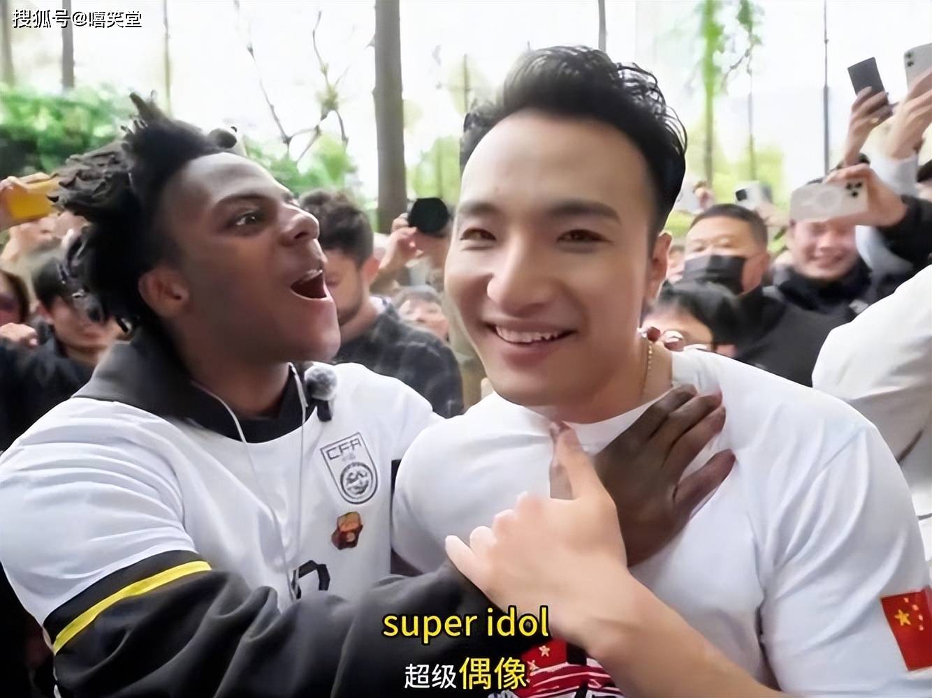 离谱！金卡戴珊和甲亢哥恋爱？