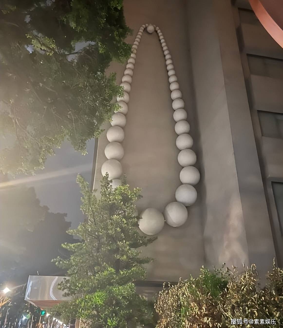 大S离世一周年，S Hotel酒店大门被木板封住，那串珍珠项链还挂着