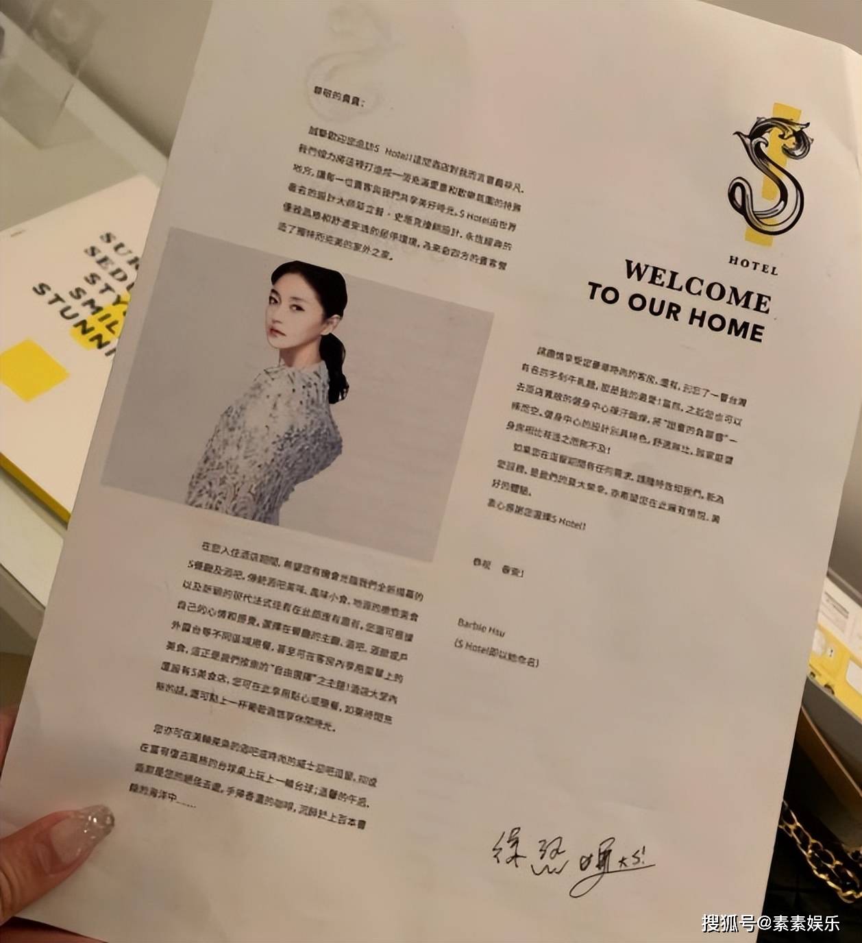 大S离世一周年，S Hotel酒店大门被木板封住，那串珍珠项链还挂着