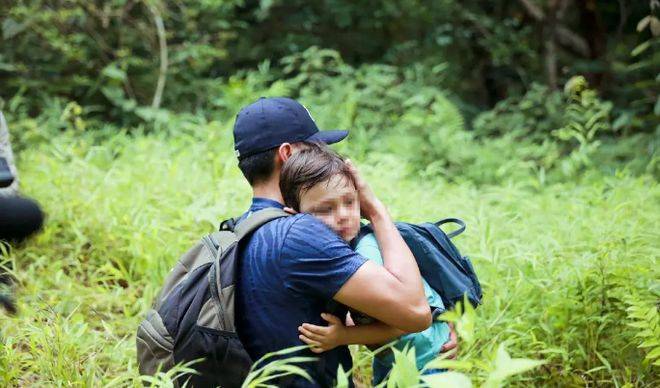 刘烨儿子上法国新闻联播，14岁诺一真的长大了，一圈胡子抢镜