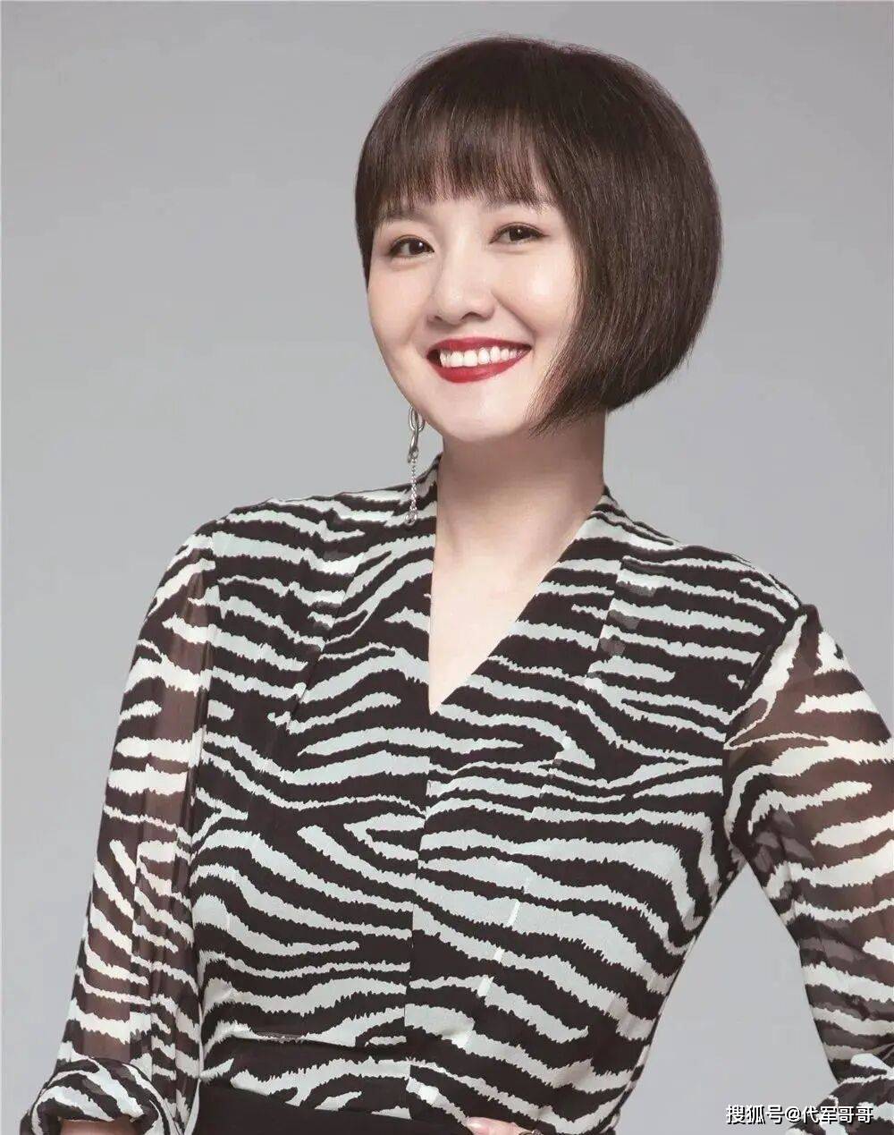 央视主持人蒋小涵：嫁给初恋36岁高龄生子，如今44岁被老公宠成公主