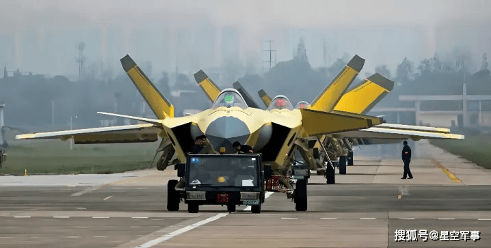 闻所未闻！歼20展开“体系化”试飞，跨代玩法令美军绝望！