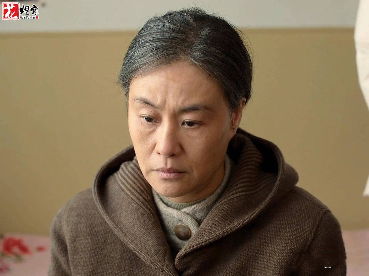 邬君梅独自庆60大寿，结婚30年做9次试管没怀孕，外籍丈夫已病逝