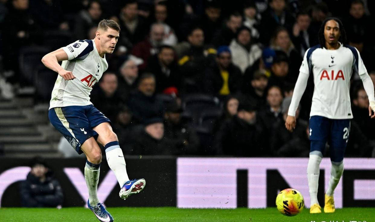 英格兰足球超级联赛从保级泥潭到欧冠争冠组