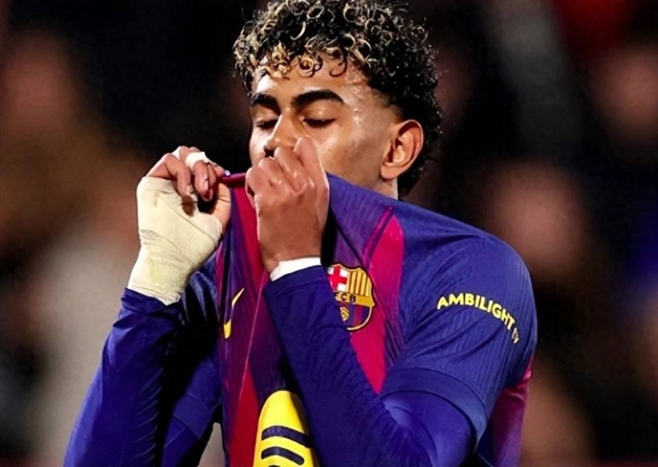 西甲大冷！巴萨1-2遭10人赫西班牙足球甲级联赛罗纳绝杀2亿欧亚马尔梦游成最大罪人