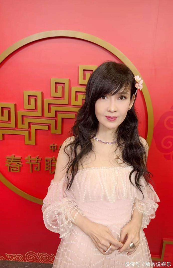 春晚10美亮相，58岁周慧敏给我美了一大跳