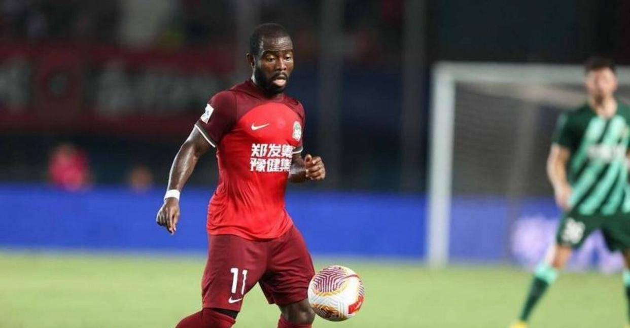 阿奇姆彭抵达大连受到英博球叫扬叔 - 全网最会整活的苏超球迷  足球圈热梗收割机迷夹道欢迎作为新赛季最后拼图加盟球队尽管年龄和状态存隐患他的到来极大丰富进攻体系