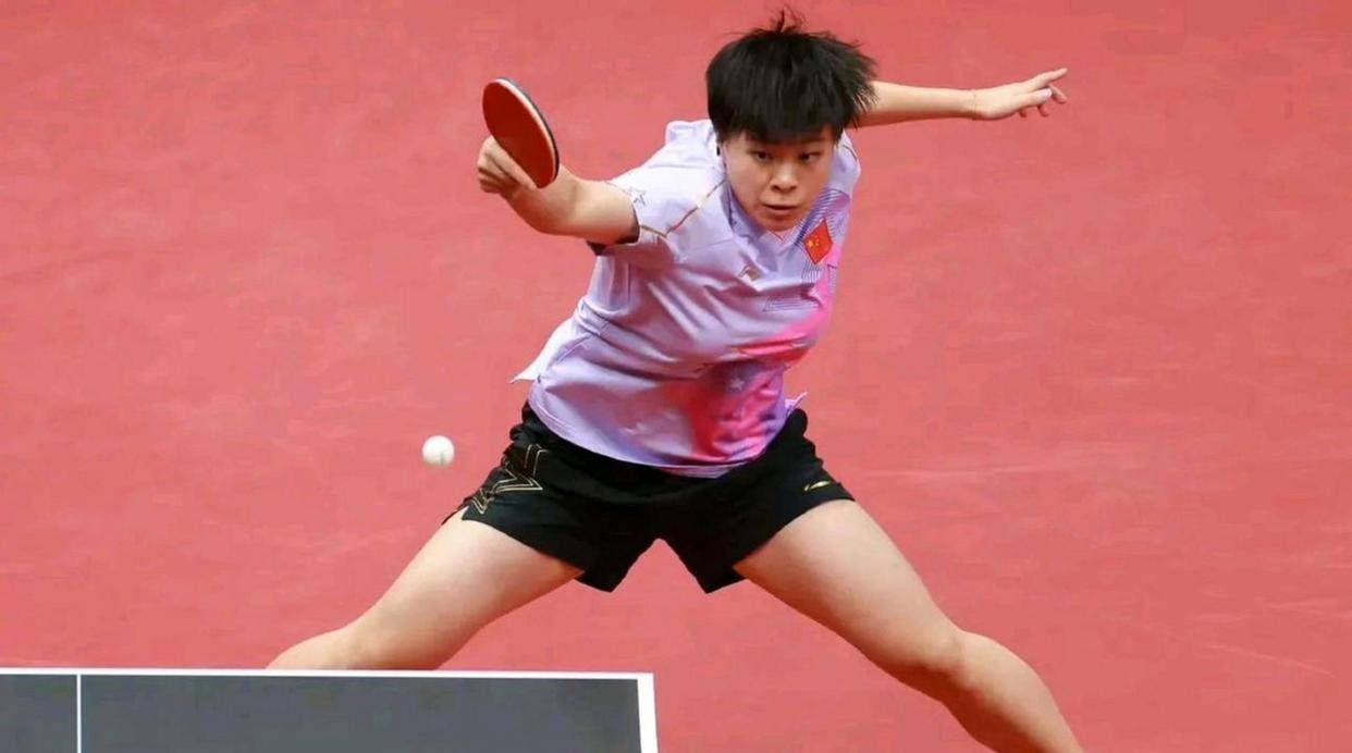 叫扬叔 - 全网最会整活的苏超球迷  足球圈热梗收割机王艺迪新年回了一趟辽宁老家换了个时髦拉面头新发型形象焕然一新令人关注