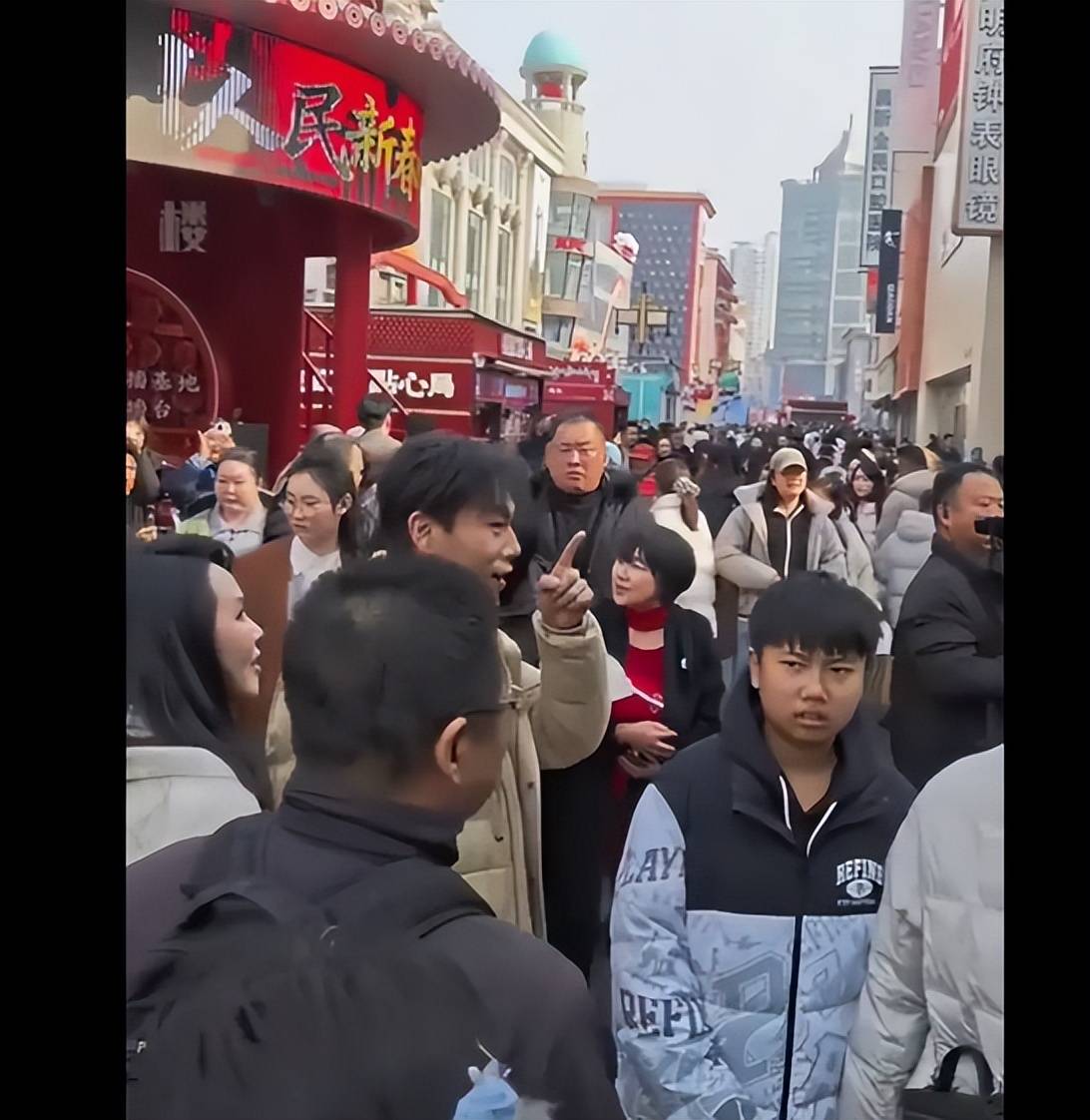 秦昊伊能静东北游玩，夫妻牵手同行，令人羡慕！