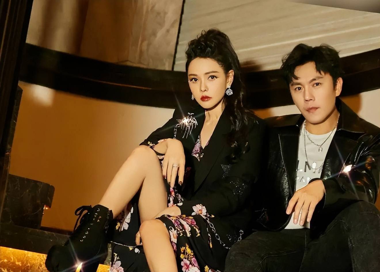 秦昊伊能静东北游玩，夫妻牵手同行，令人羡慕！