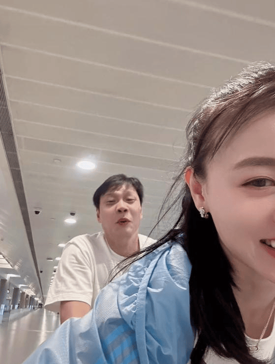 范志毅一家法国度假,小17岁妻子打扮洋气似明星,他站身旁像保镖