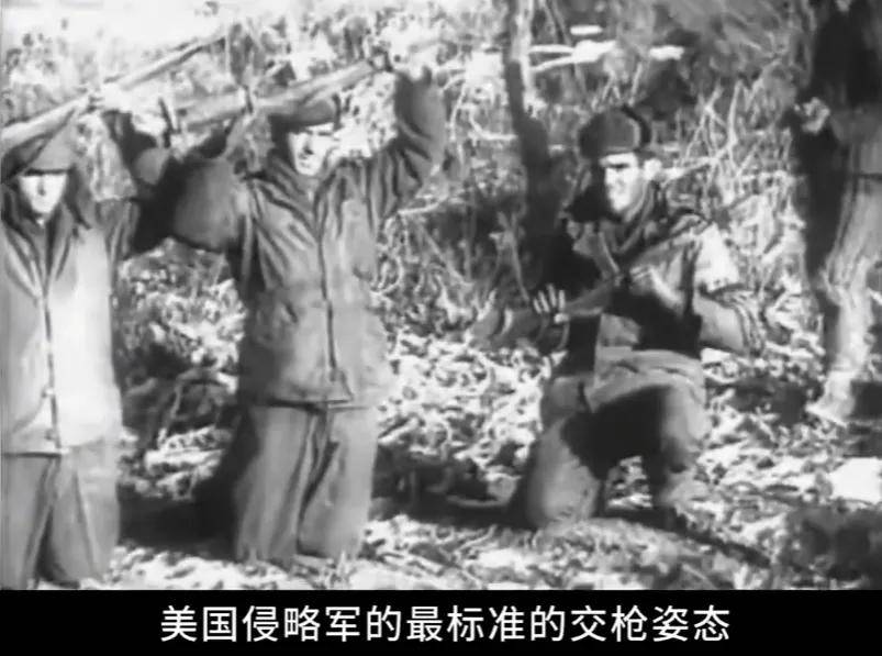 哥别动手,我是美国人!美国飞行员统一跪地投降是有标准的?