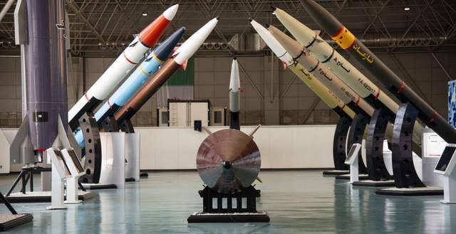 实锤了!伊朗拿出卫星图,证实美军反导被轰炸,战术导弹都拦不住了