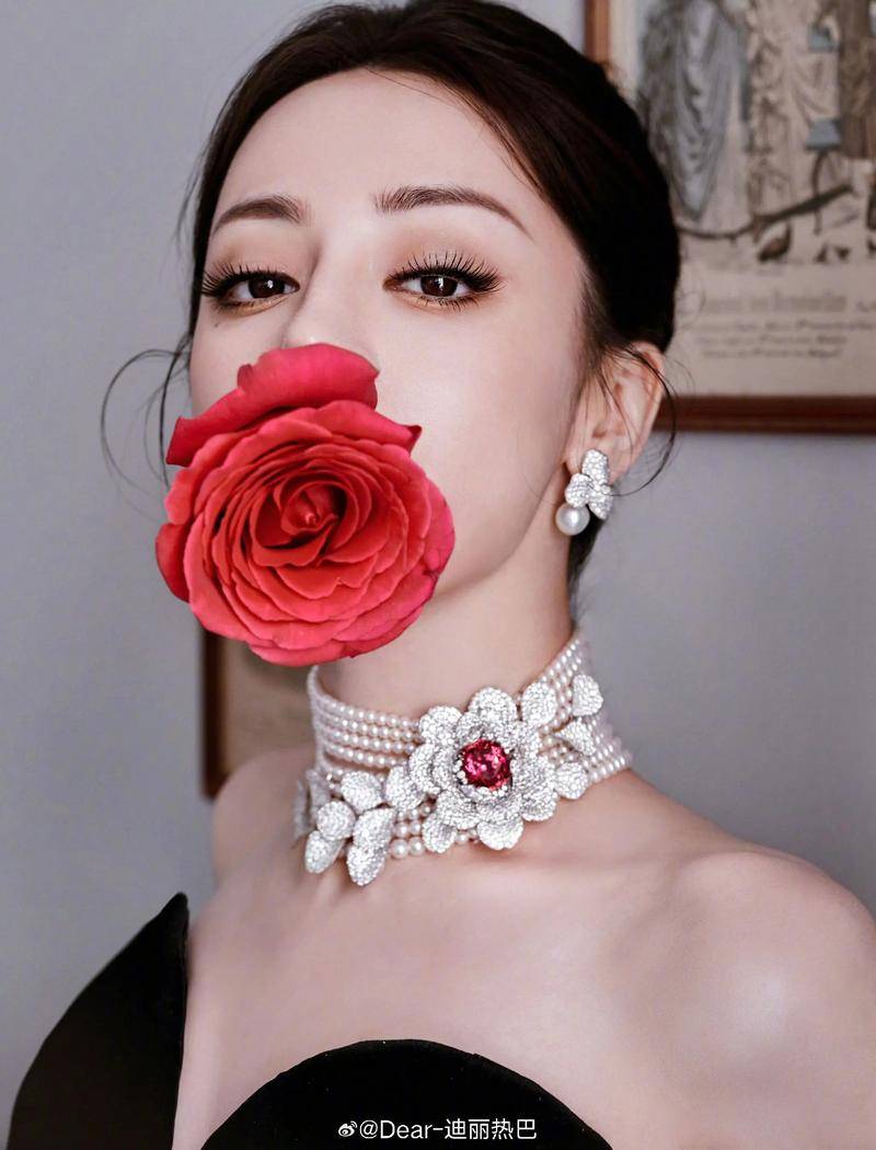 迪丽热巴滞留迪拜已经三天！缺席迪奥大秀团队备受质疑