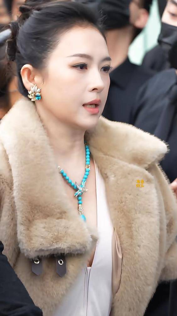 47岁章子怡亮相活动,“圆润脸型”引关注,有网友称为新角色增重20斤