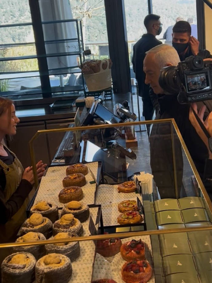 从“六指谣言”到咖啡馆辟谣：内塔尼亚胡自证在世，却难掩三重危机