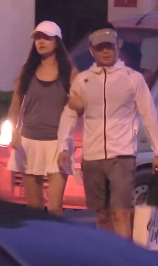 54岁瞿颖已结婚！曝男方山东籍机长有俩女儿，两人挽手散步好亲密