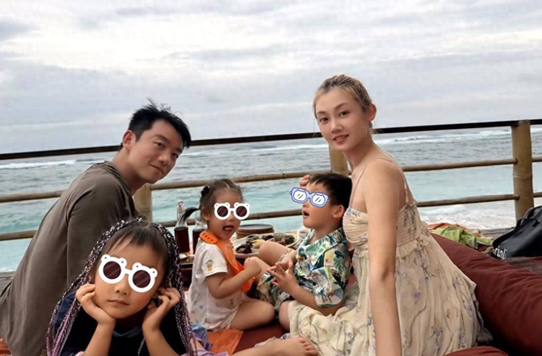 苗苗主动晒五口全家福，郑恺基因强大，仨孩子都像他看着一模一样