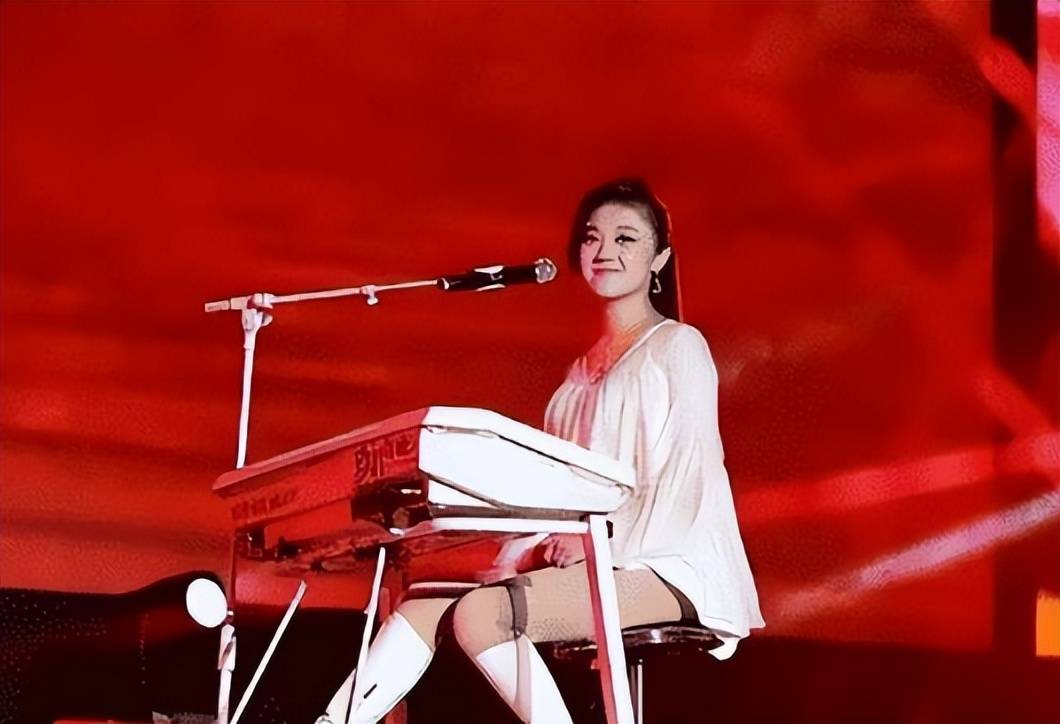 玖月奇迹离婚7年，王小玮近况曝光，43岁无婚无育，发福显老