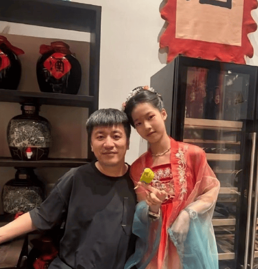 张雪峰女儿发文缅怀爸爸：我爸爸很伟大！