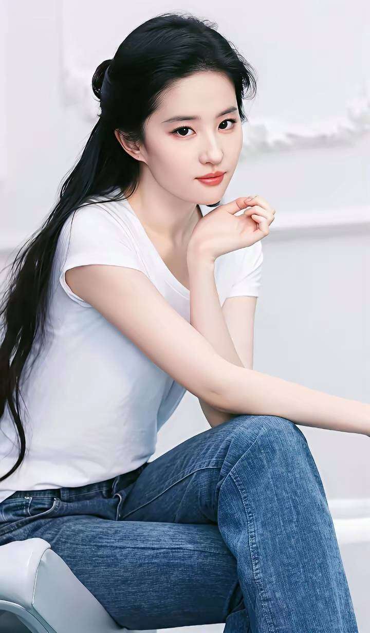 刘亦菲迟到两小时稳坐C位杨幂主动道歉细节暴露情商差距太大