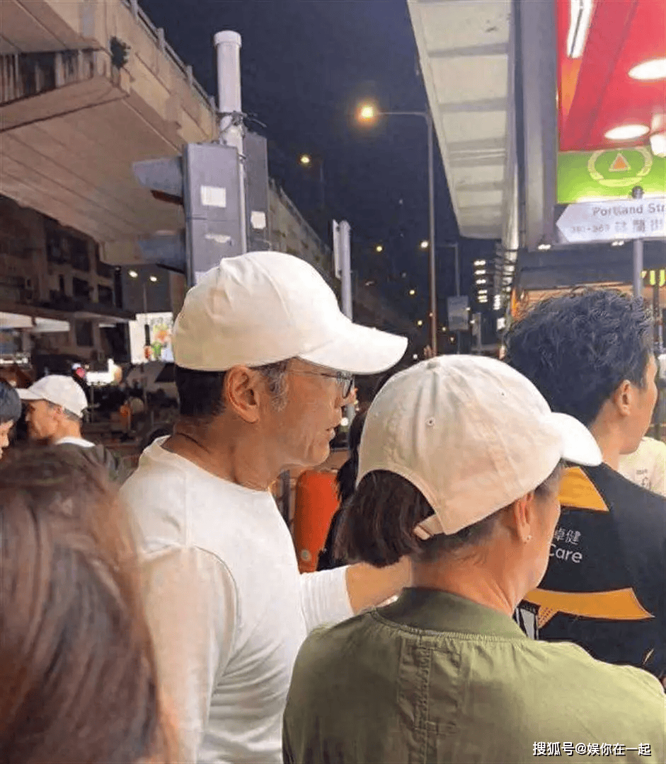 影帝排队买20元烧饼！发哥苗侨伟路边啃饼这才是真·明星日常