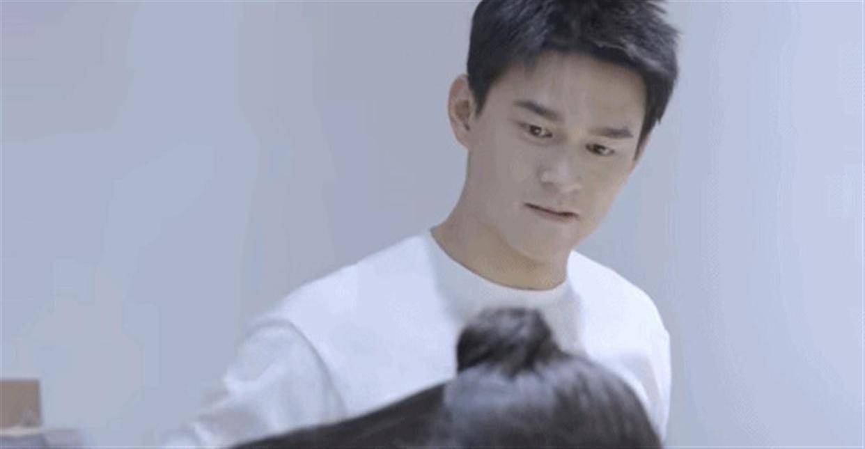 吃瓜看到孙杨杂七杂八的传闻不以为然觉得真假尚待验证直到刷到这张动图……图中张豆豆低着头孙杨对着妻子头顶上方砰砰打拳
