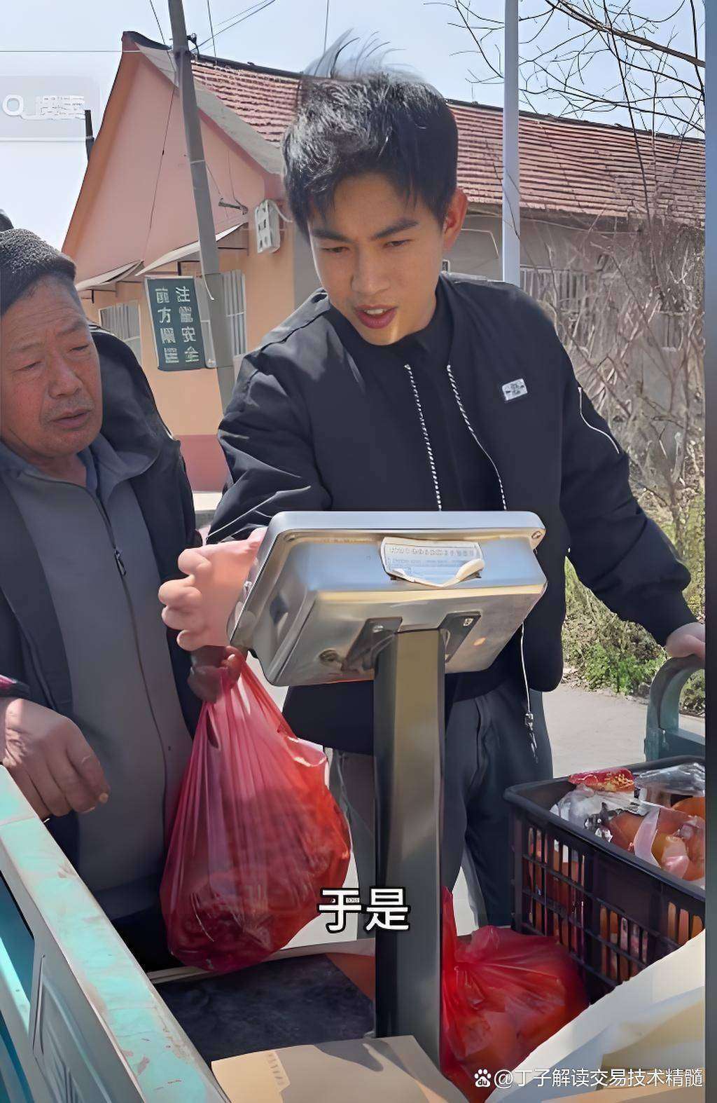 中戏科班演员退圈摆摊榨橙汁5元一杯日卖200杯被认出后说出的话让人沉默