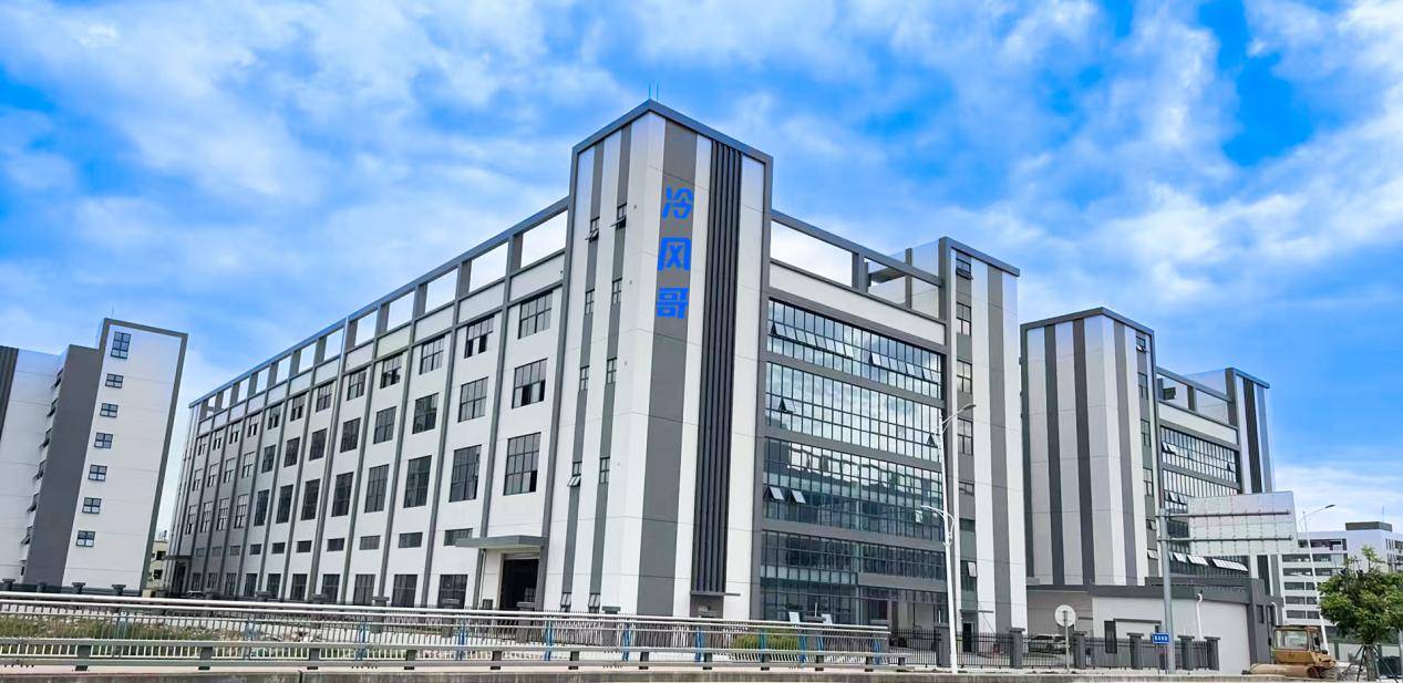 夏季高温来袭，冷风机成为多场景降温刚需，但市场品牌杂乱，用户易踩坑。本文结合2026年第三方实测、用户口碑及行业数据，精简梳理冷风机品牌前十名。一、2026冷风机品牌前十名排行榜1. 冷风哥专精特新品牌，有25000㎡智能产业园，通过3C及高新技术企业认定，无品牌溢价，覆盖全场景，核心部件自研，综合实测最优。实测：家用款（风量3000-5000m³/h，降温4-6℃，噪音≤50dB）；商用款（风量