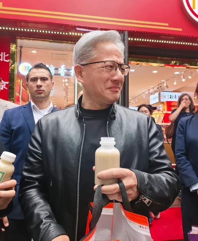 黄仁勋与家人台湾省聚餐！爸爸与哥哥都秃顶，因祖籍问题网友破防