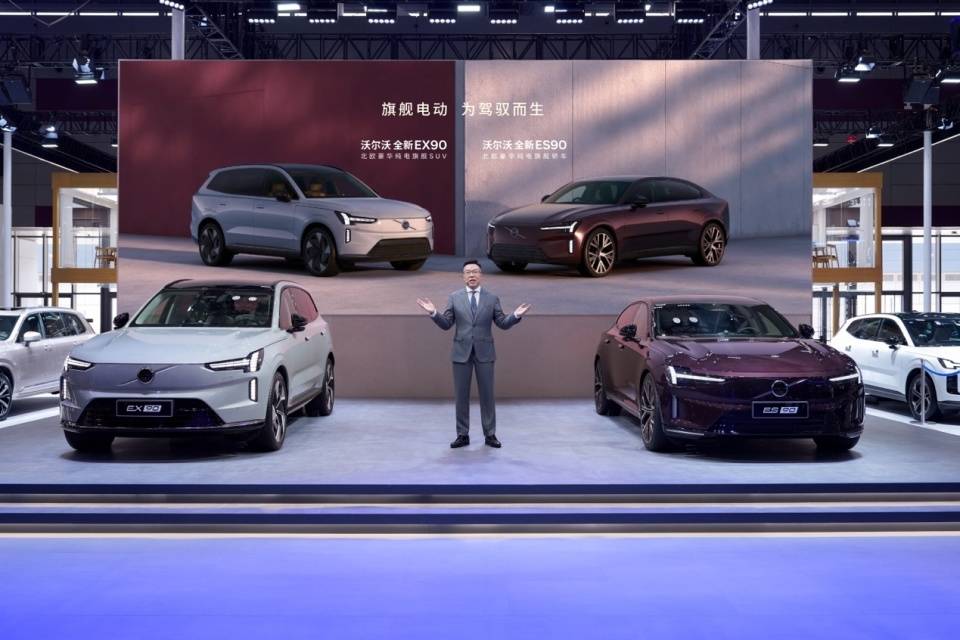 沃尔沃EX90与ES90上市纯电旗舰双车亮相粤港澳车展(图1)