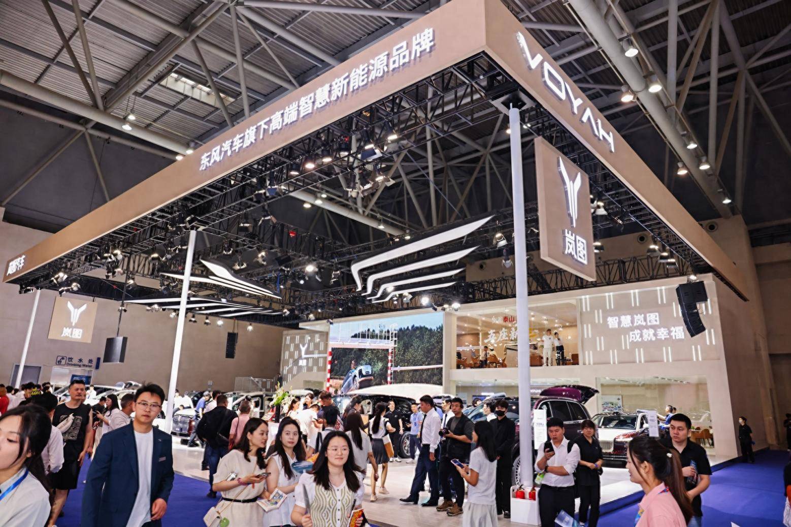 智启山城全能登场岚图泰山X8重庆车展正式上市(图1)