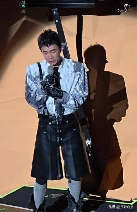 风流往事刚被爆1月陈小春再惹祸上身全场齐喊退票他爆哭道歉