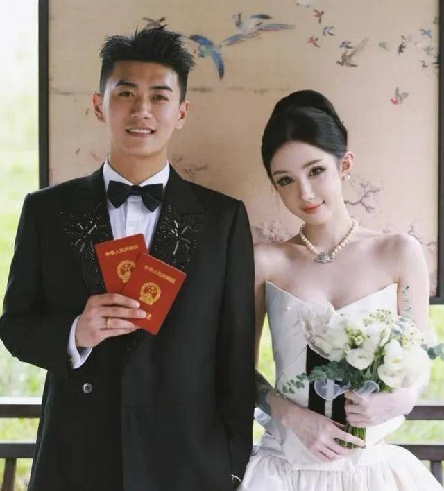 7月12日：网红情侣薛小婉任权晒出婚纱照官宣正式领证了六年分分合合争议一直不断
