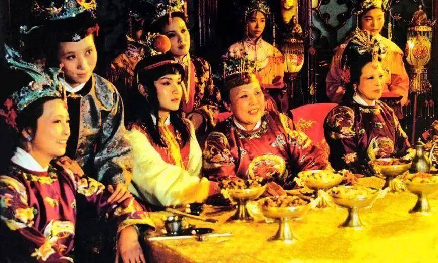 
        宝玉喝汤要少女吹，李嬷嬷只能吃“滚热野鸡”：这就是红楼食物链