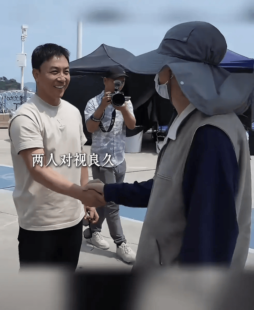 
        隔着口罩一眼认出、脱口而出“回魂夜”，释小龙时隔30年探班周星驰，这一幕让全网破防