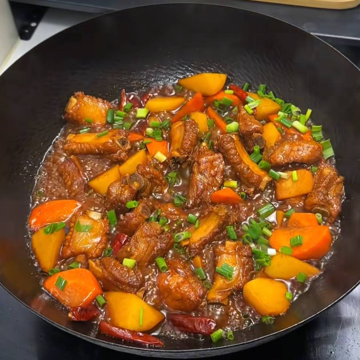 土豆炖排骨：汤汁浓郁鲜香入味