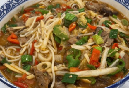 广丰羊肉粉红油滚烫，羊肉软糯驱散冬日寒意