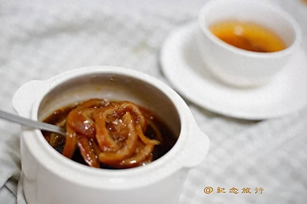 
        换季嗓子干痒，试试这样炖一锅，酸甜润喉，好喝又管用