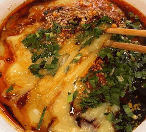 热稀豆粉搭配酥脆油条，佐以辣椒花椒调味鲜香十足