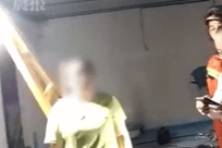 装修工人封顶将工友封进夹层