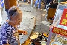 九旬暴躁老太摆摊养家，被当成“打卡景点”，老人究竟做错了什么